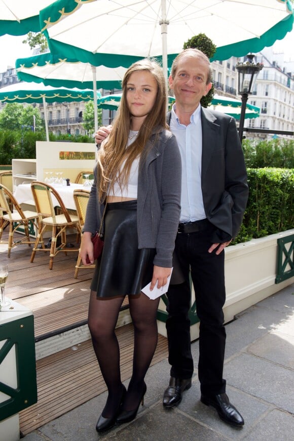 Frédéric Saldmann et sa fille Manon - Déjeuner "Pères et Filles" au restaurant "Les deux Magots" à Paris