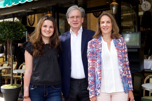 François Fournier entouré de ses filles Marguerite et Camille - Déjeuner "Pères et Filles" au restaurant "Les deux Magots" à Paris