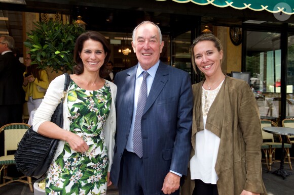 André Richard entouré de ses filles Nathalie et Céline - Déjeuner "Pères et Filles" au restaurant "Les deux Magots" à Paris. Le 16 juin 2015 