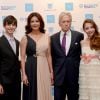 Michael Douglas avec sa famille, Catherine Zeta Jones, et leurs enfants Dylan et Carys pour recevoir le Genesis Prize des mains de Benjamin Netanyahu à Jerusalem, le 18 juin 2015.