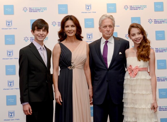 Michael Douglas avec sa famille, Catherine Zeta Jones, et leurs enfants Dylan et Carys pour recevoir le Genesis Prize des mains de Benjamin Netanyahu à Jerusalem, le 18 juin 2015.