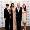 Michael Douglas avec sa famille, Catherine Zeta Jones, et leurs enfants Dylan et Carys pour recevoir le Genesis Prize des mains de Benjamin Netanyahu à Jerusalem, le 18 juin 2015.