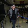 Michael Douglas arrive à l'aéroport de LAX à Los Angeles, le 11 avril 2015.