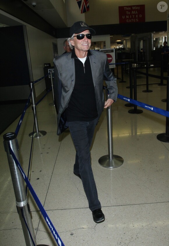 Michael Douglas arrive à l'aéroport de LAX à Los Angeles, le 11 avril 2015.