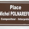 La plaque Michel Polnareff, nouveau nom d'une place de la ville de Montluçon (03). Le 20 juin 2015.