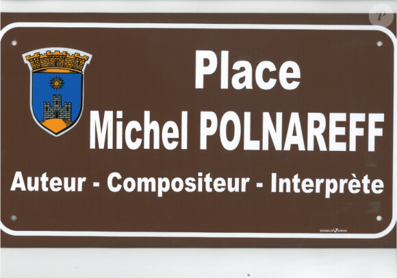 La plaque Michel Polnareff, nouveau nom d'une place de la ville de Montluçon (03). Le 20 juin 2015.