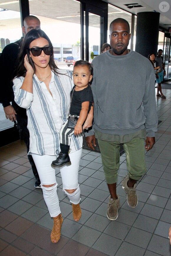 Kim Kardashian, Kanye West et leur fille North à Los Angeles, le 1er septembre 2014. 