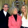 Gwyneth Paltrow, son père Bruce et sa mère Blythe, à Los Angeles le 236 juillet 2002.
 
