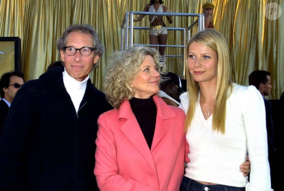 Gwyneth Paltrow, son père Bruce et sa mère Blythe, à Los Angeles le 236 juillet 2002.
 