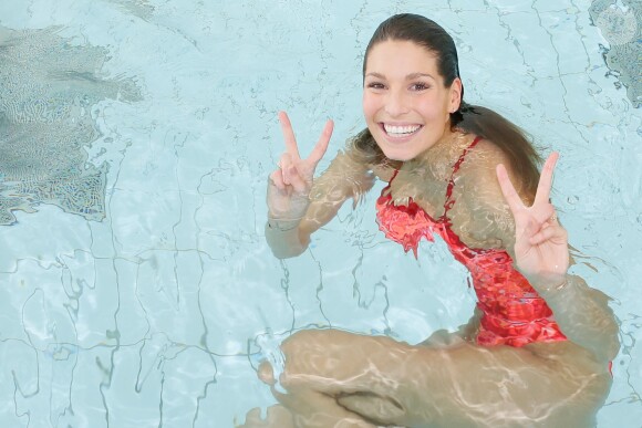 L'ex-Miss France Laury Thilleman - "Défi de l'eau", dans le cadre de "La Nuit de l'Eau", à la piscine de Puteaux. Le 13 mars 2015