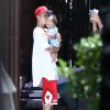 Justin Bieber et Hailey Baldwin se montrent très proches en public au bord d'une piscine avec des amis à Miami, le 15 juin 2015. Alors, sont-ils en couple? Affaire à suivre...