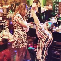 Molly Tarlov : La star d'Akward fiancée avec l'ex-batteur des Jonas Brothers