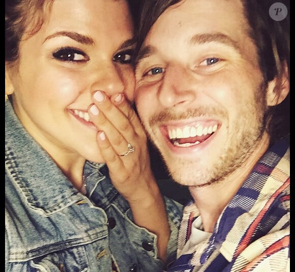 Molly Tarlov et Alexander Noyes sont fiancés - Instagram, juin 2015
