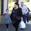 Exclusif - Melissa McCarthy fait du shopping avec sa fille Vivian Falcone et ses parents à Glendale, le 3 janvier 2015