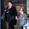 Exclusif - Melissa McCarthy fait du shopping avec sa fille Vivian Falcone et ses parents à Glendale, le 3 janvier 2015