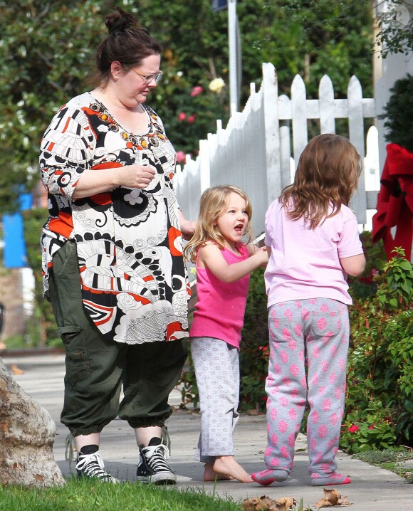 Exclusif - Melissa McCarthy, accompagnée de ses filles Vivian et Georgette disent au revoir à Ben Falcone en quittant le domicile conjugal le 7 décembre 2014