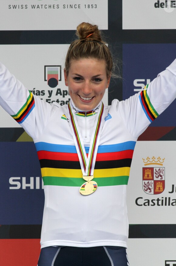Pauline Ferrand-Prevot sur la plus haute marche du podium après son sacre au championnat du monde de cyclisme sur route, le 27 septembre 2014 à Ponteferrada, en Espagne