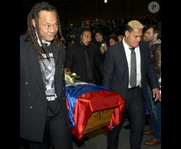 Tana Umaga et Chris Masoe, ses cousins, portent le cercueil de Jerry Collins, lors des obsèques du All Black, le 17 juin 2015 à Porirua