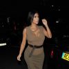 Kim Kardashian, enceinte et sexy dans un t-shirt déchiré, une jupe Céline et des sandales Manolo Blahnik, se rend au restaurant Hakkasan avec son mari Kanye West. Londres, le 25 juin 2015.