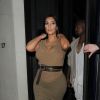 Kim Kardashian, enceinte, et son mari Kanye West quittent le restaurant Hakkasan à Londres, le 25 juin 2015.