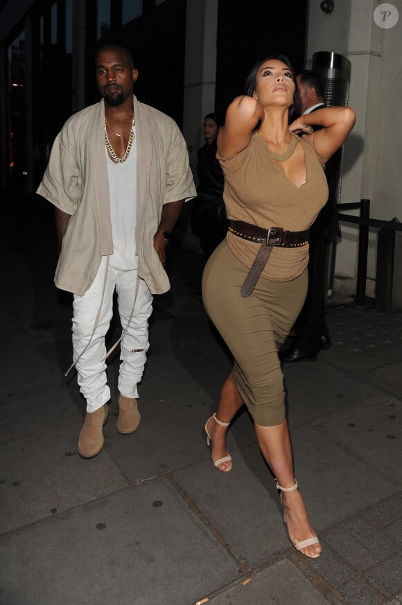 Kim Kardashian, enceinte, et son mari Kanye West sont allés dîner au restaurant Hakkasan à Londres, le 25 juin 2015.