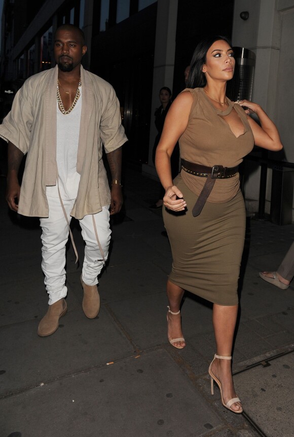 Kim Kardashian, enceinte, et son mari Kanye West sont allés dîner au restaurant Hakkasan, dans le quartier de Mayfair. Londres, le 25 juin 2015.
