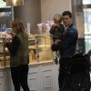 Michael Bublé, sa femme Luisana Lopilato et leur fils Noah achètent une glace à Madrid. Le28 avril 2015