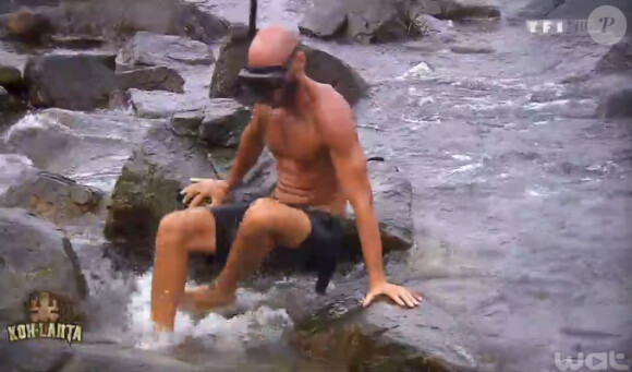 Jeff tente de pêcher, dans Koh-Lanta 2015 (épisode 10), le vendredi 26 juin 2015 sur TF1.