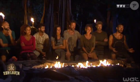 Les huit aventuriers lors du conseil, dans Koh-Lanta 2015 (épisode 10), le vendredi 26 juin 2015 sur TF1.