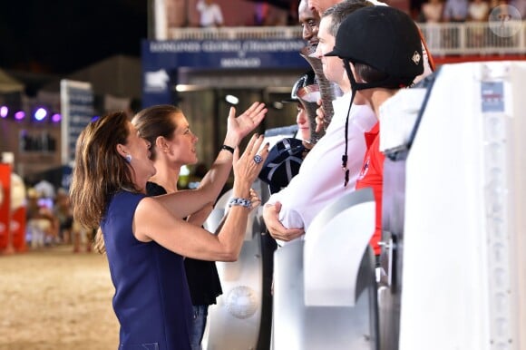 Caroline de Hanovre et Charlotte Casiraghi félicitent les vainqueurs de la Pro Am Cup lors du Jumping International de Monaco, le 26 juin 2015