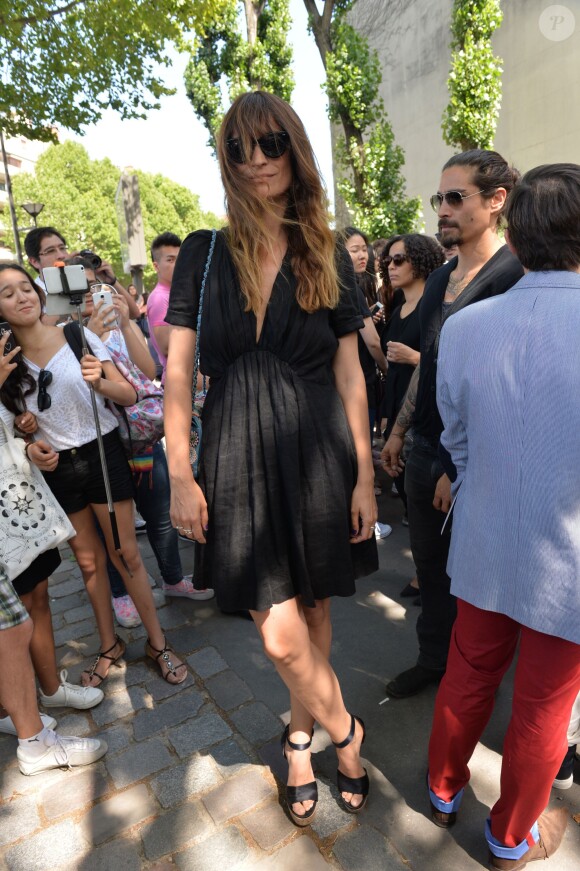 Caroline de Maigret à la sortie du défilé de mode masculine Dior printemps-été 2016 au Tennis Club de Paris le 27 juin 2015.