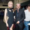 Inna Zobova et un ami - Défilé Dior Homme printemps-été 2016 au Tennis Club de Paris le 27 juin 2015.