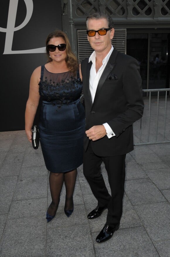 Pierce Brosnan et sa femme Keely Shaye Smith - Arrivée des people au défilé Saint Laurent Homme collection Printemps-Eté 2016 au Carreau du Temple lors de la Fashion Week à Paris, le 28 juin 2015.