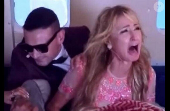 Victime d'une mauvaise blague, Paris Hilton est prise de panique dans un avio sensé s'écraser au sol - Youtube, juin 2015