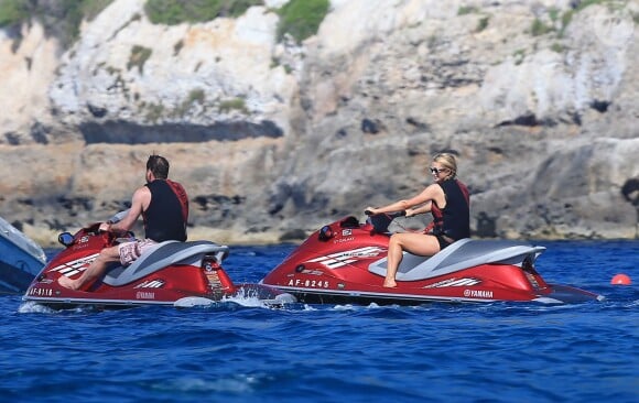 Paris Hilton fait du jet-ski à Formentera avec son boyfriend Hans Thomas Gross, le 9 juin 2015.