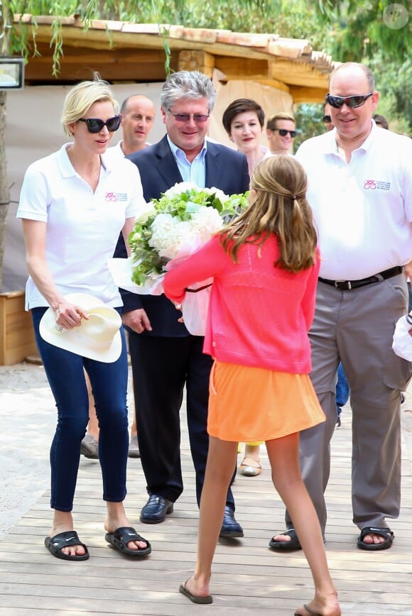 Exclusif - Le prince Albert II de Monaco et la princesse Charlène de Monaco, Georges Mela (maire de Porto-Vecchio) ont participé à l'opération "Water Safety, pour la prévention de la noyade" à playa Baggia sur la plage de Palombaggia à Porto-Vecchio en Corse le 23 Juin 2015.