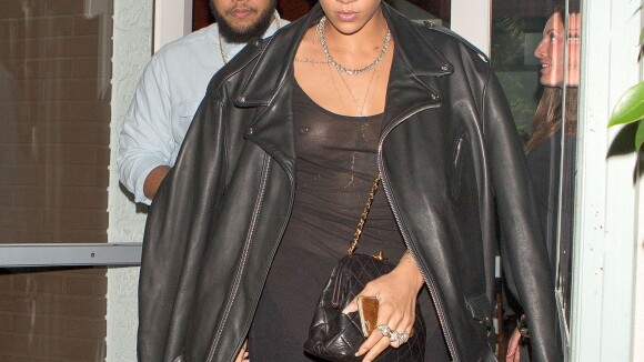 Rihanna : T-shirt transparent et piercings visibles à côté de son frère