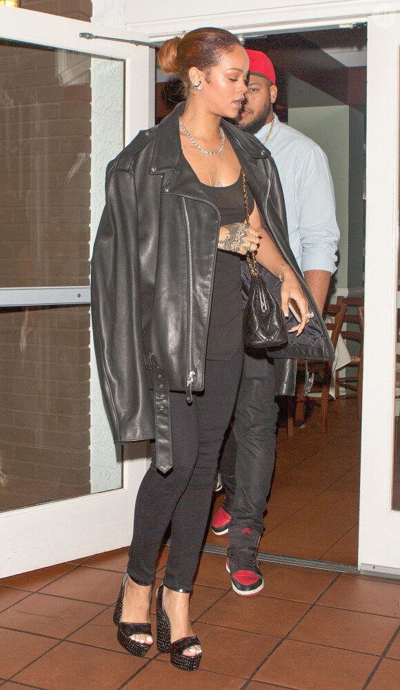 Rihanna quitte le restaurant Giorgio Baldi avec son frère Rorrey Fenty. Santa Monica, Los Angeles, le 30 juin 2015.