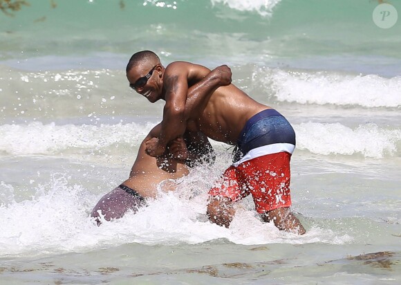 Shemar Moore s'amuse avec son cousin Tyranny Allen sur la plage à Miami, le 1er juillet 2015.