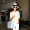 Rosie Huntington-Whiteley à l'aéroport LAX de Los Angeles, porte un pull Isabel Marant Étoile, un jean blanc Paige et des souliers Manolo Blahnik. Un chapeau Maison Michel, des lunettes de soleil Tom Ford et un sac Balenciaga (modèle Papier A4). Le 28 juin 2015.