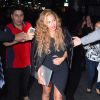 Beyoncé provoque un attroupement à New York, habillée d'un perfecto en cuir Saint Laurent, d'une robe Self Portrait et de souliers Manolo Blahnik. Le 30 juin 2015.