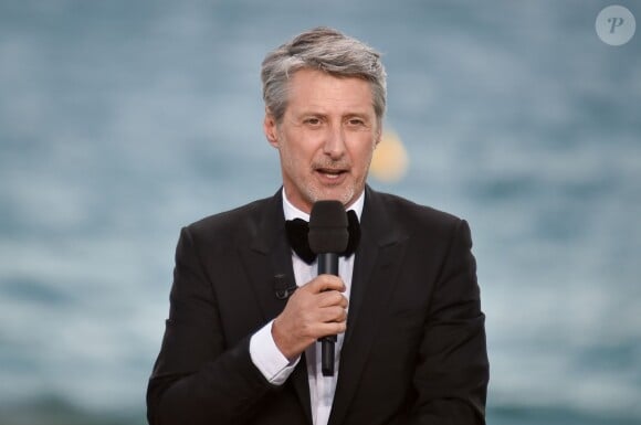Antoine de Caunes - People sur le plateau de la dernière émission du Grand Journal de Canal + lors du 68e festival international du film de Cannes. Le 22 mai 2015.