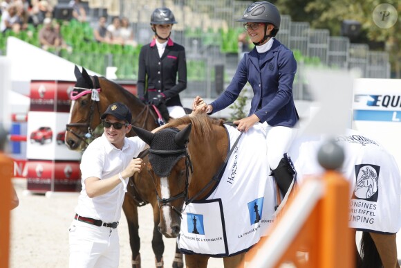 Guillaume Canet félicite sa nièce Paloma de Crozals qui a remportée le prix de la Fondation Financière de l'Echiquier lors du Paris Eiffel Jumping du Champs-de-Mars à Paris, le 3 juillet 2015