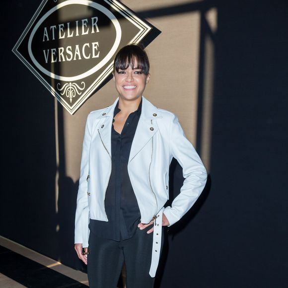 Michelle Rodriguez lors du défilé Atelier Versace (collection haute couture automne-hiver 2015-2016) au Palais Brongniart. Paris, le 5 juillet 2015.
