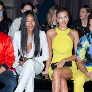 Naomi Campbell et Irina Shayk lors du défilé Atelier Versace (collection haute couture automne-hiver 2015-2016) au Palais Brongniart. Paris, le 5 juillet 2015.