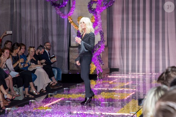 Donatella Versace à l'issue du défilé Atelier Versace (collection haute couture automne-hiver 2015-2016) au Palais Brongniart. Paris, le 5 juillet 2015.