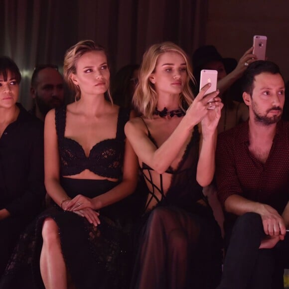 Mohammed Al Turki, Michelle Rodriguez, Natasha Poly, Rosie Huntington-Whiteley et Anthony Vaccarello lors du défilé Atelier Versace (collection haute couture automne-hiver 2015-2016) au Palais Brongniart. Paris, le 5 juillet 2015.