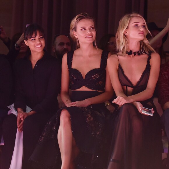 Michelle Rodriguez, Natasha Poly et Rosie Huntington-Whiteley lors du défilé Atelier Versace (collection haute couture automne-hiver 2015-2016) au Palais Brongniart. Paris, le 5 juillet 2015.