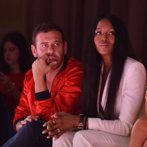 Mert Alas et Naomi Campbell lors du défilé Atelier Versace (collection haute couture automne-hiver 2015-2016) au Palais Brongniart. Paris, le 5 juillet 2015.