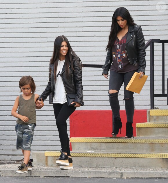 Kourtney Kardashian, son fils Mason, et ses soeurs Kim Kardashian (enceinte), Khloe Kardashian et Kylie Jenner se rendent au bowling lors du tournage de leur télé-réalité "Keeping Up with the Kardashians" à Calabasas, le 1er juillet 2015.  sas
